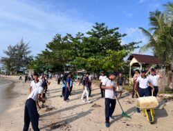 Lanal Dabo Singkep Gelar Aksi Bersih Pantai Dalam Program “Pantai Bersih” di Pantai Sekop
