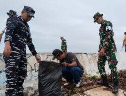 Dukung Indonesia Asri, Pos TNI AL Mukomuko Bersinergi Laksanakan Kebersihan Pantai Abrasi