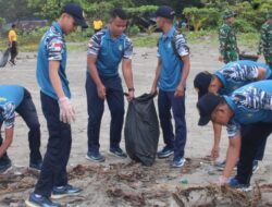 Lanal Bengkulu Berpartisipasi Dalam Karya Bakti Pembersihan Pantai Panjang Kota Bengkulu