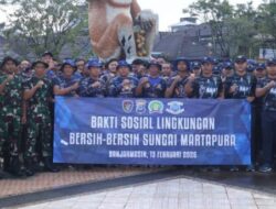 Lanal Banjarmasin Bersama TNI-Polri Laksanakan Bakti Sosial Lingkungan Bersih-bersih Sungai Martapura