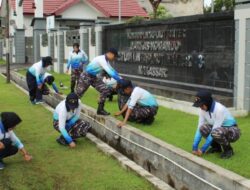 Dukung Program Indonesia ASRI, Prajurit Satlinlamil 3 Bersama Masyarakat Laksanakan Karya Bakti Bersih Lingkungan