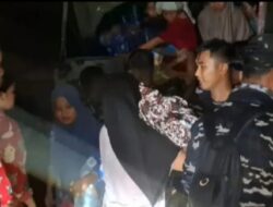 Personel Lanal Sibolga Evakuasi Ibu dan Balita Korban Banjir di Tukka Kabupaten Tapanuli Tengah