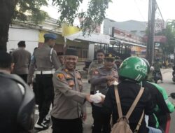 Dihari Pertama Puasa Polsek Bekasi Barat Bagikan Takjil Kepada Warga Masyarakat