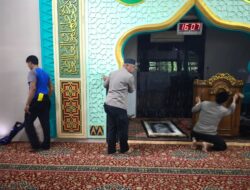 Bakti Religi Polsek Bekasi Barat Bersih-bersih di Masjid Asy Syuhada Kranji
