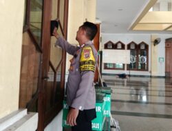 Polsek Medan Satria Bersihkan Area Masjid Nurul Firdaus THB, Wujudkan Ibadah Ramadhan yang Nyaman