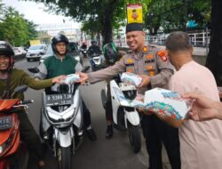 Polsek Bekasi Barat Berbagi Takjil, Tebar Berkah Ramadhan di Kranji