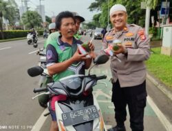 Aksi Cooling System Ramadhan, Iptu Endang Dahyudi Pimpin Pembagian Takjil di Medan Satria