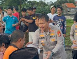 Polri Peduli, Aksi Simpatik Kapolres Metro Bekasi Kota Bagi – Bagi Takjil Untuk Berbuka Puasa dan Borong Takjil Pedagang UMKM di Grand Kemala Lagoon