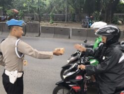 Jumat Berkah Di Bulan Ramadhan Polsek Bekasi Barat Bagikan Takjil