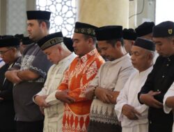 Prajurit Lanal Simeulue Ikuti Sholat Idul Fitri 1 Syawal 1447 H/2026 M Bersama Masyarakat di Masjid Agung Tengku Khalilullah Kabupaten Simeulue