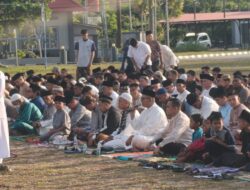 Rayakan Kemenangan Dengan Khidmat, Danlanal Bintan dan Prajurit Sholat Idul Fitri Bersama Masyarakat